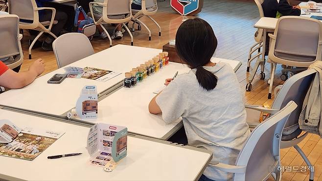 지난 4월 30일 서울 서대문구 가재울청소년센터에서 열린 ‘청소년 미디어 과의존 치유를 위한 프로그램’에 학생들이 참여하고 있다. 안효정 기자.