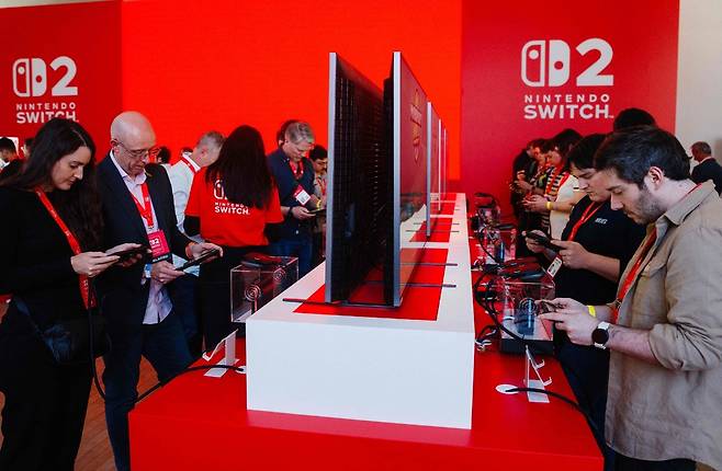 지난달 2일(현지 시간) 프랑스 파리에서 열린 ‘닌텐도 스위치2’ 관련 행사에서 고객들이 닌텐도 스위치2를 사용하고 있다.  [AFP]