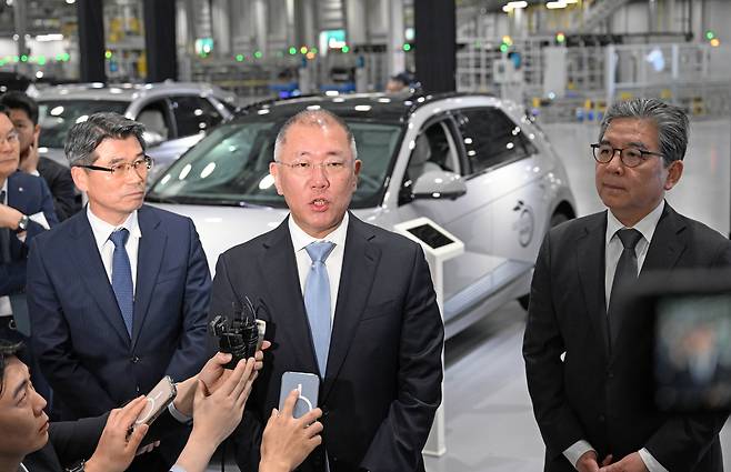 정의선 현대차그룹 회장이 26일(현지시간) 미국 조지아주 엘라벨에서 열린 ‘현대자동차그룹 메타플랜트 아메리카’(HMGMA)의 준공식에서 기자들과 인터뷰하고 있다. [연합]