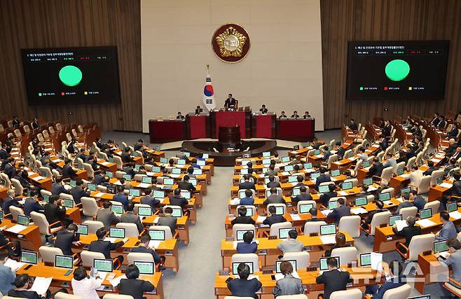 [서울=뉴시스] 권창회 기자 = 1일 서울 여의도 국회에서 열린 제424회 국회(임시회) 제7차 본회의에서 재난 및 안전관리 기본법 일부개정법률안이 통과되고 있다. 2025.05.01. kch0523@newsis.com