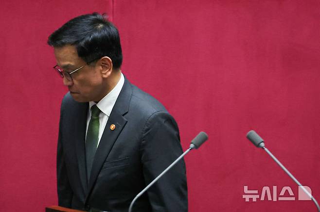 [서울=뉴시스] 권창회 기자 = 1일 서울 여의도 국회에서 열린 제424회 국회(임시회) 제7차 본회의에서 2025년도 제1회 추가경정예산안이 통과된 뒤 최상목 경제부총리 겸 기획재정부 장관이 감사인사말을 마치고 이석하고 있다. 2025.05.01. kch0523@newsis.com