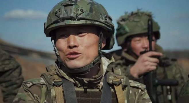 [서울=뉴시스]러시아군과 함께 훈련하며 러시아 군가를 부르는 북한군 병사.(출처=김 마리나 텔레그램. RFA에서 재인용)2025.5.2.  *재판매 및 DB 금지