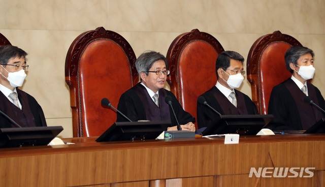 [서울=뉴시스]사진공동취재단 = 지난 2020년 7월 16일 오후 서울 서초구 대법원 대법정에서 김명수 대법원장 주재로 직권남용권리행사방해 및 공직선거법 위반 혐의를 받는 이재명 경기도지사의 선고공판이 열리고 있다. 2025.05.02. photo@newsis.com