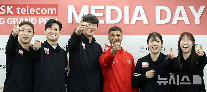 [서울=뉴시스] 이영환 기자 = 박상원(왼쪽부터), 구본길, 오상욱, 파레스 페르자니, 전하영, 최세빈이 30일 오전 서울 송파구 올림픽파크텔에서 열린 2025 서울 SK텔레콤 국제그랑프리펜싱선수권대회 미디어데이에서 기념촬영을 하고 있다. 2025.04.30. 20hwan@newsis.com