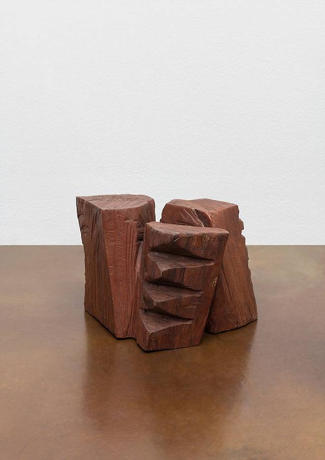 김윤신 〈합이합일 분이분일(合二合一 分二分一) 2015-18〉 2015 Algarrobo wood 23 x 35 x 30 cmCourtesy of the artist and Kukje Gallery사진: 안천호 이미지 제공: 국제갤러리 *재판매 및 DB 금지