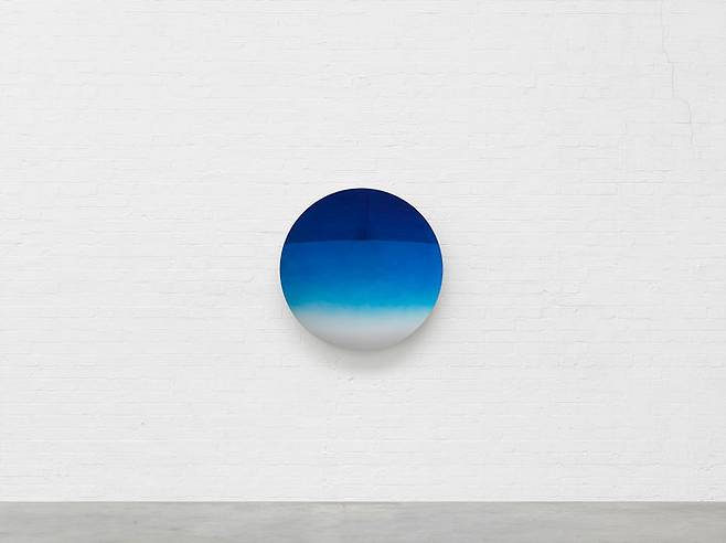 아니쉬 카푸어 〈Cobalt Blue and Oriental Blue mix to clear〉 2024 Stainless steel, lacquer 100 x 100 cm © Anish Kapoor. All rights reserved DACS/SACK, 2024 사진: Anish Kapoor Studio이미지 제공: 국제갤러리 *재판매 및 DB 금지