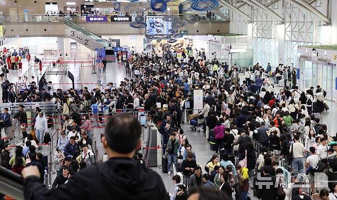 [부산=뉴시스] 하경민 기자 = 징검다리 황금연휴 첫날인 1일 부산 강서구 김해국제공항 국제선 출국장에서 해외여행을 떠나는 여행객들이 길게 줄을 선 채 출국수속을 거치고 있다.한국공항공사 김해공항에 따르면 황금연휴 기간인 1~6일 김해공항 국제선 이용객은 총 17만9177명(출국 8만822명, 입국은 9만8355명)으로 예상됐다. 2025.05.01. yulnetphoto@newsis.com