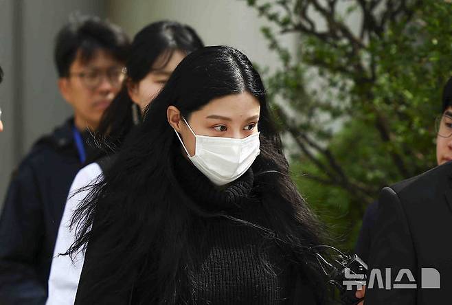 [서울=뉴시스] 김근수 기자 = 조국혁신당 조국 전 대표의 딸 조민이 지난달 23일 서울 서초구 서울중앙지방법원에서 열린 허위작성공문서행사, 업무방해, 위계공무집행방해 혐의 관련 2심 선고 공판에서 벌금 1천만원을 선고받은 후 법원을 나서고 있다. 2025.04.23. ks@newsis.com