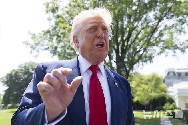 [앤드루스합동기지=AP/뉴시스] 경제적 불확실성에 가계와 기업 모두 지출을 줄이면서 코로나19 펜데믹 이후 최악의 경기 침체를 나타내는 데이터가 나오고 있다. 사진은 도널드 트럼프 미국 대통령이 29일(현지 시간) 백악관을 나서며 취재진 질문에 답하고 있는 모습. 2025.05.02.