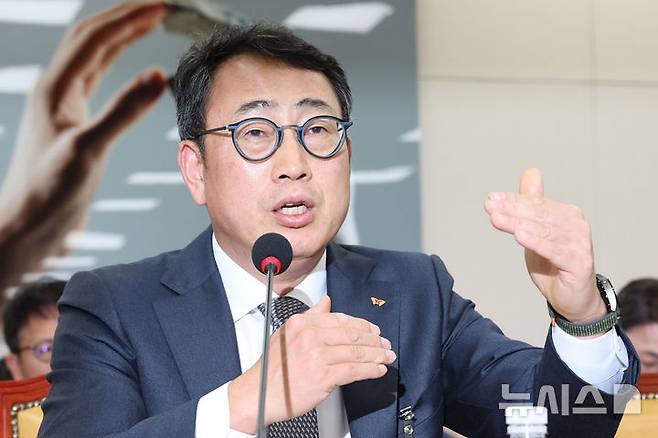 [서울=뉴시스] 권창회 기자 = 30일 오전 서울 여의도 국회에서 열린 과학기술정보방송통신위원회 전체회의 SKT해킹 및 YTN 등 방송통신분야 청문회에서 유영상 SKT텔레콤 사장이 최근 유심 해킹사태에 따른 의원질의에 답하고 있다. 2025.04.30. kch0523@newsis.com