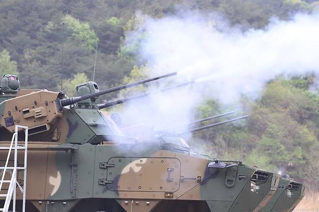 [서울=뉴시스] 육군은 지난달 30일부터 강원도 고성 해안 일대에서 대공 실사격 훈련을 실시했다고 2일 밝혔다.이번 훈련은 적 공중위협 대비 방공작전능력 향상과 저고도 대공방어태세 강화를 목적으로 계획되었다. 사진은 21보병사단 천호가 표적기를 향해 30mm 대공포를 발사하고 있다. (사진=육군 제공) 2025.05.02. photo@newsis.com *재판매 및 DB 금지