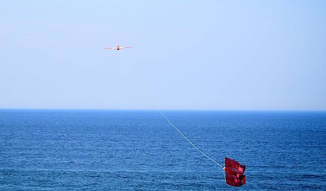 [서울=뉴시스] 육군은 지난달 30일부터 강원도 고성 해안 일대에서 대공 실사격 훈련을 실시했다고 2일 밝혔다.이번 훈련은 적 공중위협 대비 방공작전능력 향상과 저고도 대공방어태세 강화를 목적으로 계획되었다. 사진은 본격적인 훈련에 앞서 표적기를 이륙시키는 모습. (사진=육군 제공) 2025.05.02. photo@newsis.com *재판매 및 DB 금지