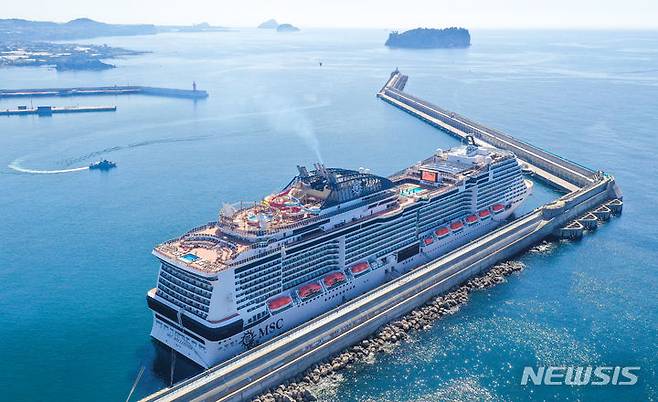[서귀포=뉴시스] 우장호 기자 = 21일 오전 제주 서귀포강정크루즈터미널에 일본인 관광객을 태우고 입항한 17만t급 최고급 크루즈 MSC 벨리시마호가 정박해 있다. 2024.05.21. woo1223@newsis.com
