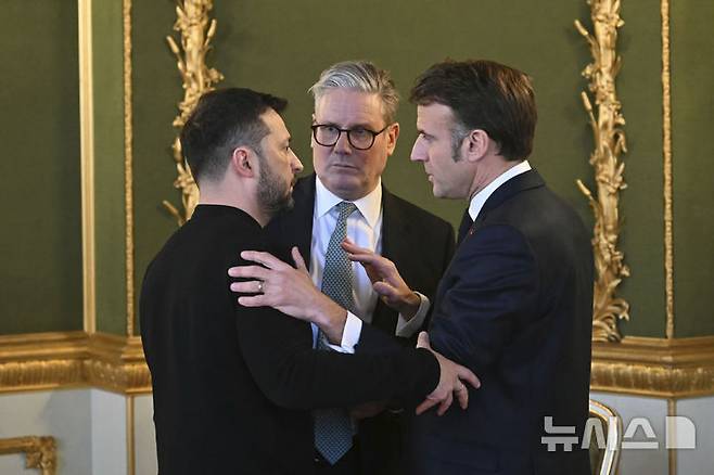 [런던=AP/뉴시스] 볼로디미르 젤렌스키(왼쪽) 우크라이나 대통령이 3월 2일(현지 시간) 영국 런던 랭커스터 하우스에서 키어 스타머 영국 총리, 에마뉘엘 마크롱 프랑스 대통령과 회동하고 있다.