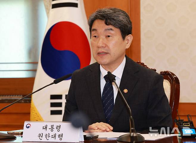 [서울=뉴시스] 고범준 기자 = 이주호 대통령 권한대행 부총리 겸 교육부 장관이 2일 서울 종로구 정부서울청사에서 열린 긴급 국가안전보장회의(NSC)에서 발언하고 있다. 2025.05.02. bjko@newsis.com