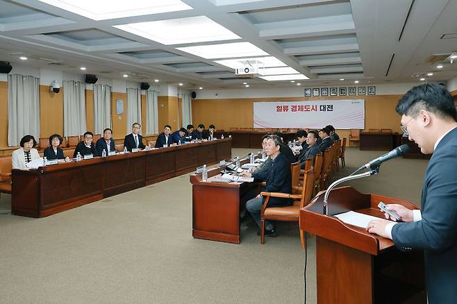 [대전=뉴시스]대전시가 2일 오는 8월 8일부터 16일까지 열리는 '대전 0시 축제'의 원활한 운영을 위해 교통 통제 대행 용역 착수보고회를 열었다. (사진=대전시 제공) 2025. 05. 02  *재판매 및 DB 금지