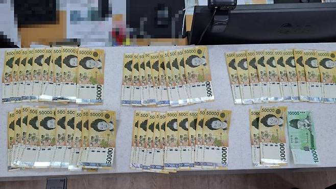 [서울=뉴시스] 서울 은평경찰서 불광지구대 소속 송희남 경위, 서동빈 순경은 지난달 22일 오후 '지갑을 잃어버렸다'는 80대 기초생활수급자의 신고를 받고 현장에 출동했다. (사진=지구대 제공) 2025.05.02. photo@newsis.com *재판매 및 DB 금지