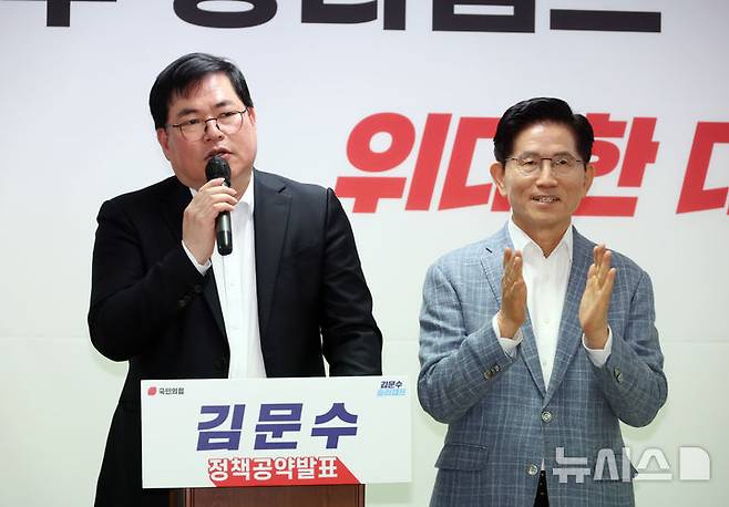 [서울=뉴시스] 고승민 기자 = 유동규 전 성남도시개발공사 기획본부장이 2일 서울 여의도 김문수 국민의힘 대선 경선 후보 캠프에서 김 후보 지지 발언을 하고 있다. 2025.05.02. kkssmm99@newsis.com