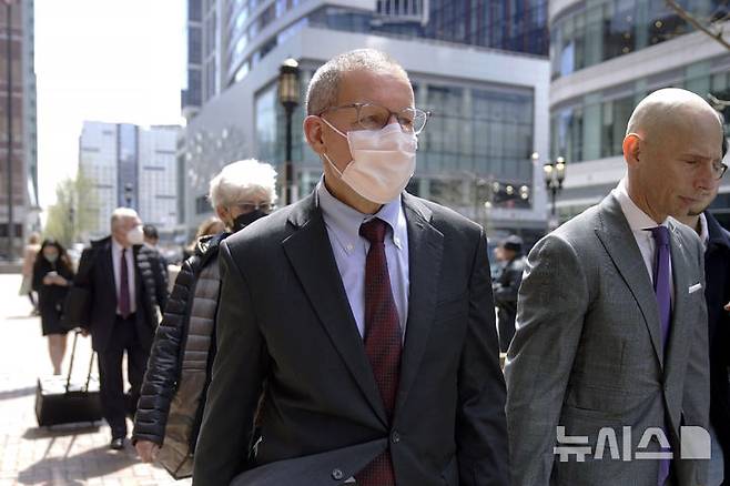 [보스턴=AP/뉴시스] 중국으로부터 지원받은 사실을 숨겨 2021년 유죄판결을 받았던 찰스 리버(66·왼쪽) 전 하버드대 교수가 중국 최고 명문대인 칭화대 석좌교수로 부임했다. 사진은 리버 교수가 2023년 4월26일 보스턴 법원을 떠나는 모습. 2025.05.02