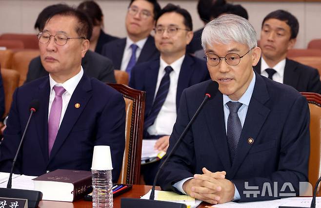 [서울=뉴시스] 조성봉 기자 = 천대업 법원행정처장이 2일 오후 서울 여의도 국회에서 열린 법제사법위원회 전체회의에서 의원의 질의에 답변하고 있다. 왼쪽은 박성재 법무부 장관. 2025.05.02. suncho21@newsis.com