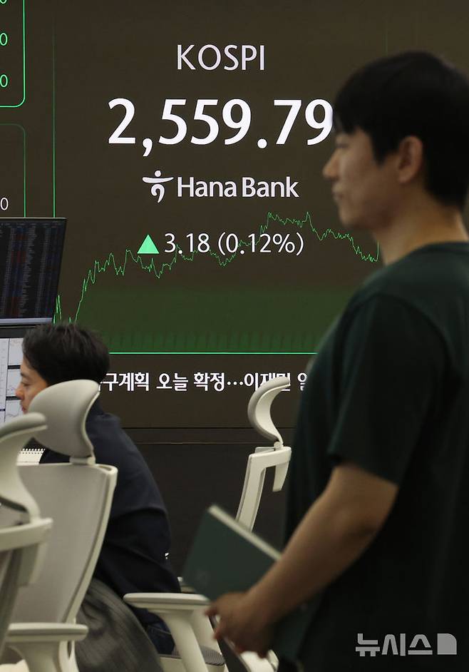 [서울=뉴시스] 김진아 기자 = 2일 서울 중구 하나은행 딜링룸에서 딜러들이 업무를 보고 있다. 2025.05.02. bluesoda@newsis.com