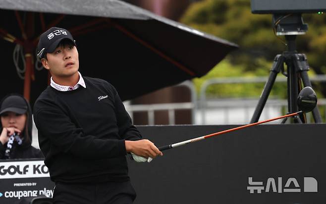 [인천=뉴시스] 전진환 기자 = 1일 인천 연수구 잭니클라우스CC에서 LIV 골프 코리아 프로암 경기에서 김민규가 1번홀 티샷 후 타구를 살피고 있다.  2025.05.01.  photo@newsis.com