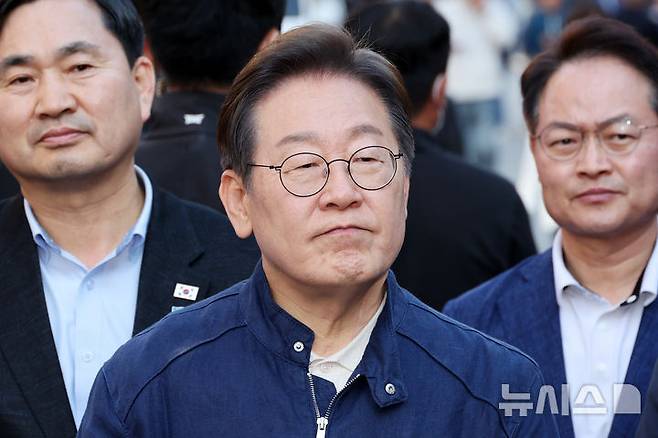 [인제=뉴시스] 조성우 기자 = 민심을 청취하는 '경청 투어'에 나선 이재명 더불어민주당 대선후보가 2일 오후 강원도 인제군 원통전통시장을 방문한 후 백브리핑을 하고 있다. 2025.05.02. xconfind@newsis.com