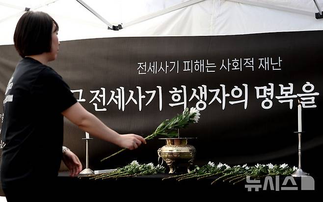 [대구=뉴시스] 이무열 기자 = 2일 대구 중구 동성로에 설치된 대구 전세사기 희생자 1주기 추모 분향소에서 전세사기·깡통전세 피해 대구 대책위원회, 전세사기 대구 피해자 모임 관계자들이 희생자를 추모하고 있다. 2025.05.02. lmy@newsis.com