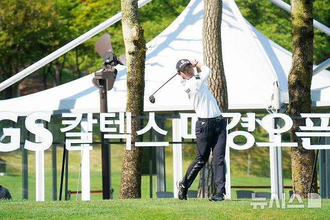 [성남=뉴시스]조우영, GS칼텍스 매경오픈 2라운드 공동 선두. (사진=KGA 제공)