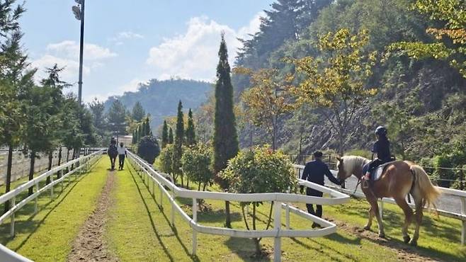 [함안=뉴시스] 경남 함안군승마공원, 어린이날 승마체험 장면.(사진=함안군 제공) 2025.05.02.photo@newsis.com *재판매 및 DB 금지