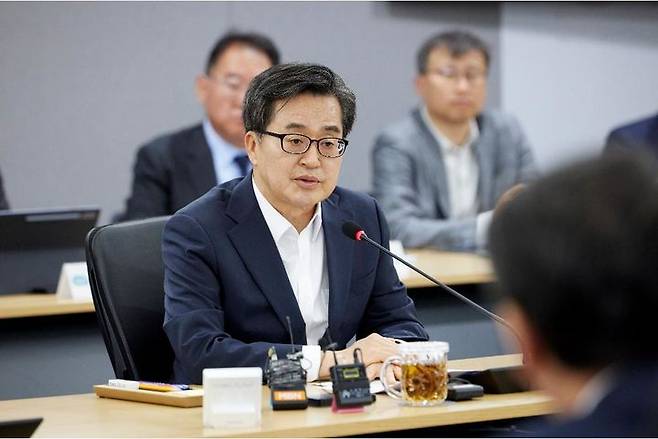 [수원=뉴시스] 제21대 대통령 선거 더불어민주당 경선에 참여했던 김동연 경기도지사가 도정에 복귀한 29일 '도정점검회의'를 소집해 발언하고 있다(사진=경기도 제공) 2025.04.29. photo@newsis.com *재판매 및 DB 금지