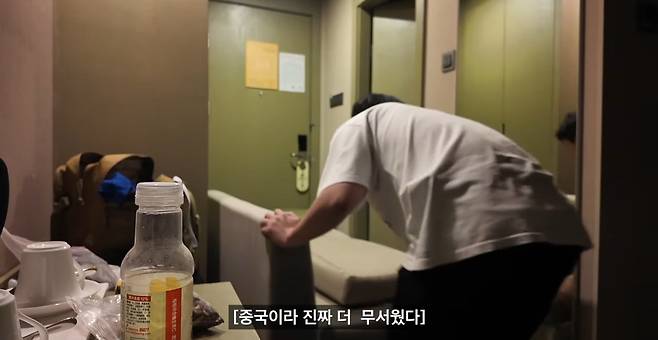 불안함에 문 앞을 호텔 가구로 막아두는 이씨 [유튜브 채널 레리꼬 캡처]