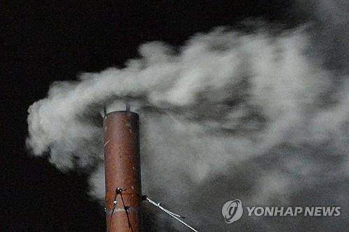 2013년 콘클라베 당시 하얀 연기 [AFP=연합뉴스 자료사진]