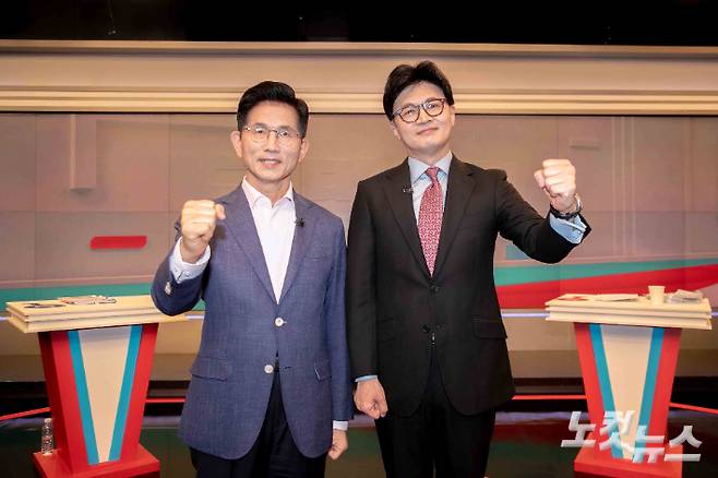 2025년 4월 30일 오후 서울 중구 TV조선에서 국민의힘 제21대 대통령선거 경선 결선투표에 진출한 김문수(왼쪽) 한동훈 후보가 TV토론에 앞서 스튜디오에서 자세를 취하고 있다. 국회사진취재단