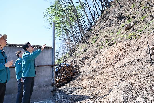 김광열 영덕군수가 산사태 피해가 우려되는 산불 피해 현장을 점검하고 있다. 영덕군 제공