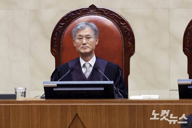 조희대 대법원장이 1일 오후 더불어민주당 이재명 대선 후보의 공직선거법 사건 전원합의체 선고를 위해 서울 서초구 대법원 대법정에 입장해 자리에 앉아 있다. 사진공동취재단