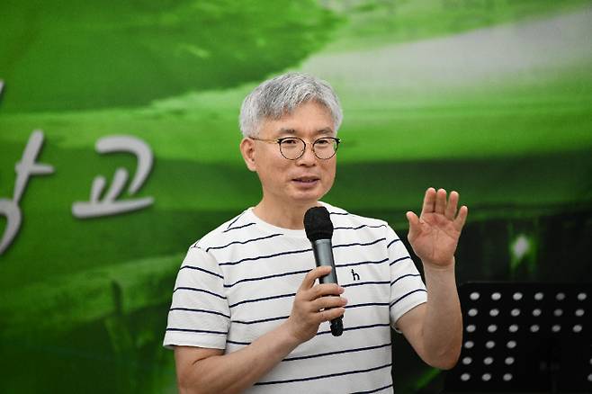 부부학교에서 대상자들에게 안내사항을 전하고 있는 장원재 안수집사. 본인 제공