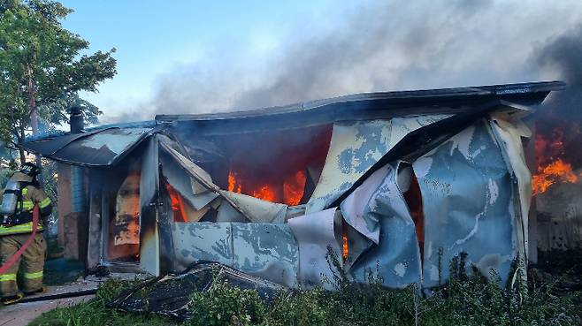 소방관들이 농막 화재를 진화하고 있다. 경주소방서 제공