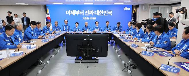 더불어민주당 박찬대 총괄선대위원장이 2일 서울 여의도 중앙당사에서 열린 중앙선거대책위원회의에서 발언하고 있다. 연합뉴스