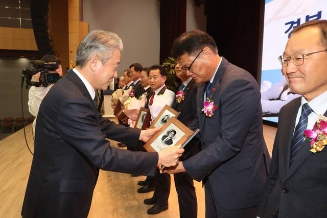 김영도 경북 경주 불국사농협 조합장이 강호동 농협중앙회장으로부터 ‘2024년 지도사업 선도농협상’을 수상하고 있다. 김영도 조합장은 이보다 앞선 지난해 11월 ‘새로운 농협 조합장상’을 수상하기도 했다.