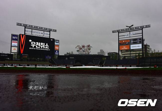 [OSEN=대전, 지형준 기자] 1일 오후 6시30분 대전 한화생명볼파크에서 열릴 예정이었던 한화 이글스와 LG 트윈스의 경기는 오후 4시30분부로 우천 취소됐다.정오부터 대전 지역에 예보대로 비가 내렸고, 내야에 대형 방수포를 깔았지만 적잖은 강수량으로 인해 빠르게 취소 결정이 났다. 저녁에도 비 예보가 또 있고, 그라운드 정비에도 시간이 소요되는 부분을 고려했다.&nbsp;이날 경기가 취소되면서 한화는 2일 광주로 넘어가 KIA를 상대로 5연승을 도전한다. LG는 잠실구장에서 SSG와 주말 3연전이 예정돼 있다.&nbsp;사진은 우천 취소를 알리는 전광판. 2025.05.01 /jpnews@osen.co.kr
