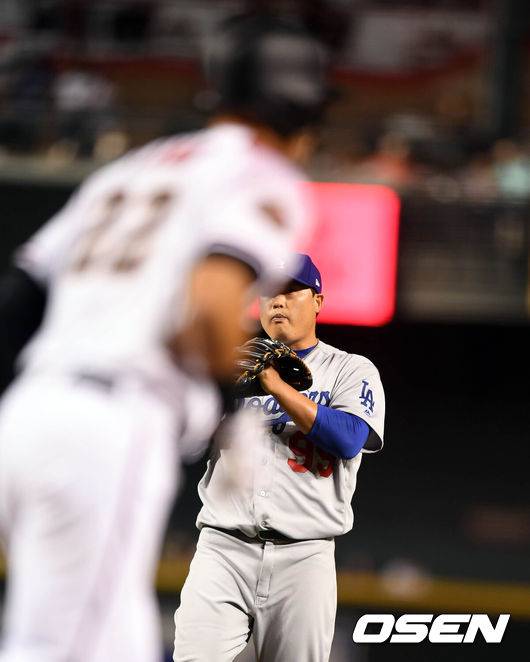 LA 다저스 류현진이 3회 2사 만루에서 애리조나 제이크 램에게 밀어내기 볼넷으로 실점한 뒤 아쉬워하고 있다. 2018.04.03 /OSEN DB