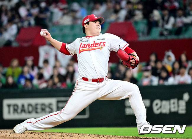 [OSEN=인천, 최규한 기자] 1일 오후 인천 SSG랜더스필드에서 ‘2025 신한 SOL Bank KBO리그’ SSG 랜더스와 삼성 라이온즈의 경기가 열렸다.이날 홈팀 SSG는 송영진, 방문팀 삼성은 이승현을 선발로 내세웠다.8회초 마운드에 오른 SSG 투수 이로운이 힘차게 공을 뿌리고 있다. 2025.05.01 / dreamer@osen.co.kr