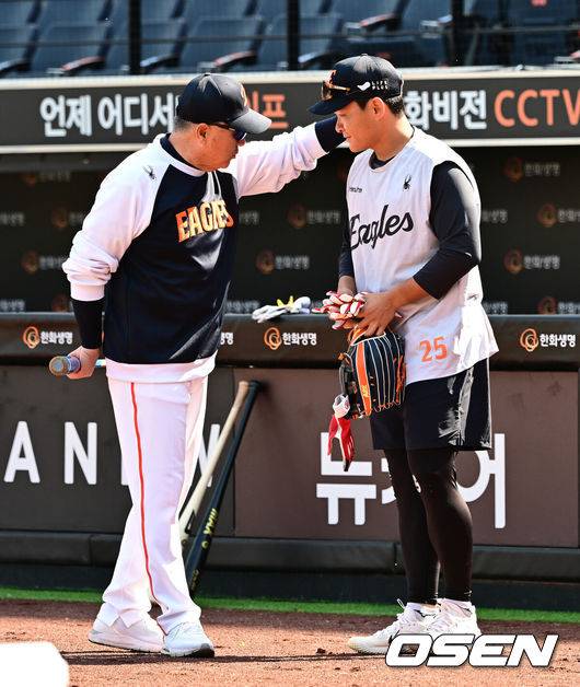 [OSEN=대전, 지형준 기자] 한화 김경문 감독과 훈련 중 김태연과 이야기를 나누며 격려하고 있다. 2025.04.29 /jpnews@osen.co.kr