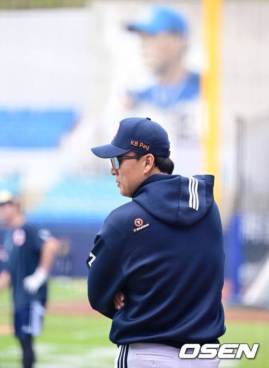 [OSEN=대구, 김성락 기자] 2일 대구 삼성라이온즈파크에서 '2025 신한 SOL Bank KBO리그' 삼성 라이온즈와 두산 베어스의 경기가 열렸다. 홈팀 삼성은 후라도, 두산은 잭로그를 선발로 내세웠다. 경기 시작에 앞서 두산 이승엽 감독이 선수들의 훈련을 지켜보고 있다. 2025.05.02 / ksl0919@osen.co.kr