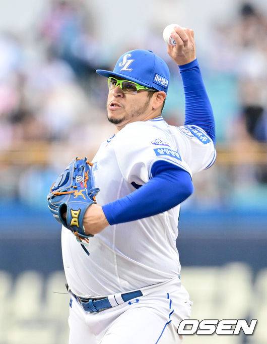 [OSEN=대구, 김성락 기자] 2일 대구 삼성라이온즈파크에서 '2025 신한 SOL Bank KBO리그' 삼성 라이온즈와 두산 베어스의 경기가 열렸다. 홈팀 삼성은 후라도, 두산은 잭로그를 선발로 내세웠다. 1회초 삼성 후라도가 마운드에 올라 힘차게 공을 뿌리고 있다. 2025.05.02 / ksl0919@osen.co.kr
