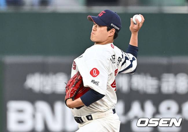[OSEN=부산, 이석우 기자] 2일 부산 사직야구장에서 2025 신한 SOL 뱅크 KBO 리그 롯데 자이언츠와 NC 다이노스의 경기가 열렸다. 홈팀 롯데는 나균안, 방문팀 NC는 최성영이 선발 출전했다.롯데 자이언츠 선발 투수 나균안이 역투하고 있다. 2025.05.02 / foto0307@osen.co.kr