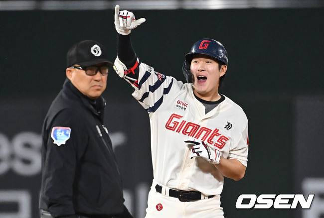 [OSEN=부산, 이석우 기자] 2일 부산 사직야구장에서 2025 신한 SOL 뱅크 KBO 리그 롯데 자이언츠와 NC 다이노스의 경기가 열렸다. 홈팀 롯데는 나균안, 방문팀 NC는 최성영이 선발 출전했다.롯데 자이언츠 나승엽이 8회말 1사 만루 우익수 오른쪽 역전 2타점 2루타를 치고 환호하고 있다. 2025.05.02 / foto0307@osen.co.kr