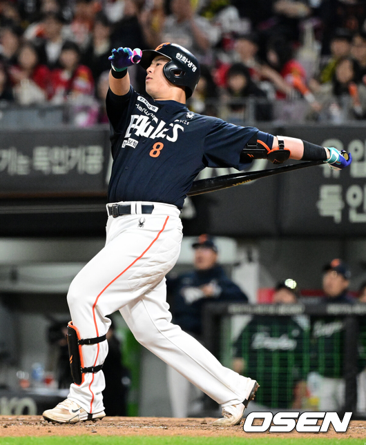 [OSEN=광주, 지형준 기자] 2일 오후 광주-기아 챔피언스필드에서 2025 신한 SOL Bank KBO리그 KIA 타이거즈와 한화 이글스의 경기가 열렸다.5연승에 도전하는 한화는 엄상백을, 연패를 막아야 하는 KIA는 아담 올러를 선발로 내세웠다.연장 11회초 무사에서 한화 노시환이 좌월 솔로포를 날리고 있다. 2025.05.02 /jpnews@osen.co.kr