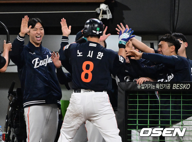 OSEN=광주, 지형준 기자] 2일 오후 광주-기아 챔피언스필드에서 2025 신한 SOL Bank KBO리그 KIA 타이거즈와 한화 이글스의 경기가 열렸다.5연승에 도전하는 한화는 엄상백을, 연패를 막아야 하는 KIA는 아담 올러를 선발로 내세웠다.연장 11회초 무사에서 한화 노시환이 좌월 솔로포를 날리고 엄상백, 이재원 등과 기뻐하고 있다. 2025.05.02 /jpnews@osen.co.kr